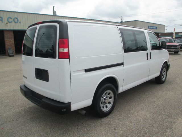 Chevrolet G1500 2010 photo 3