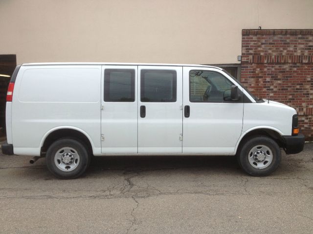 Chevrolet G2500 Coupe 4D Passenger Van