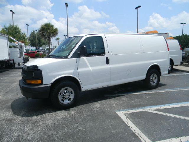 Chevrolet G2500 2011 photo 3