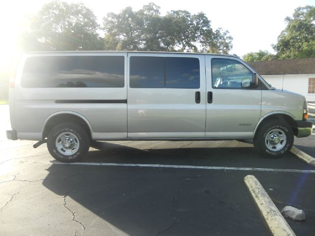 Chevrolet G3500 2006 photo 2