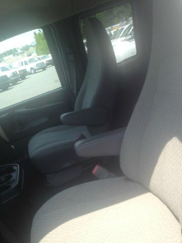 Chevrolet G3500 2012 photo 2