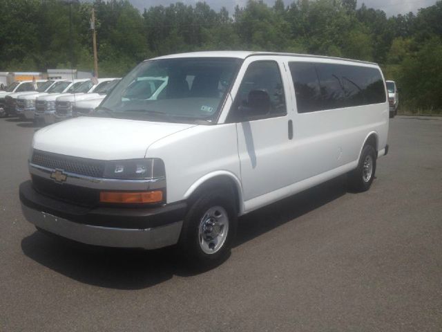 Chevrolet G3500 2012 photo 3