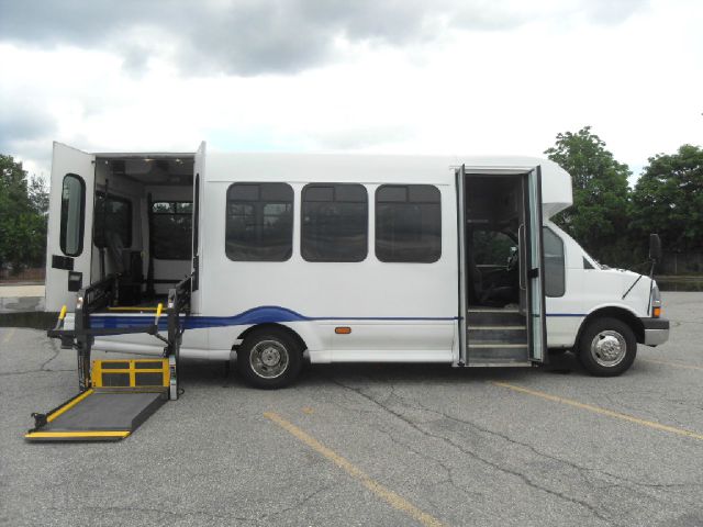 Chevrolet G3500 Express Wheelchair Shuttle Bus 2007 photo 7