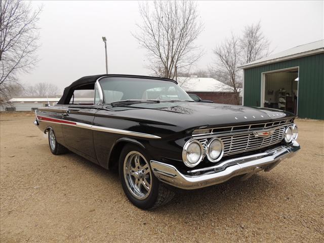 Chevrolet Impala 1961 photo 2