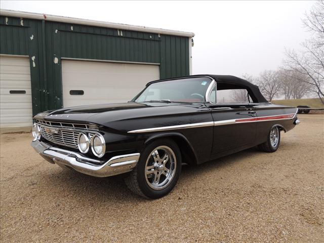 Chevrolet Impala 1961 photo 3
