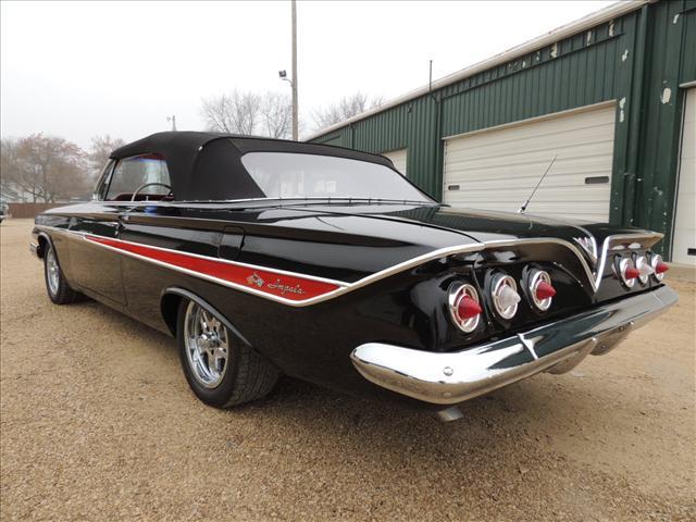 Chevrolet Impala 1961 photo 4