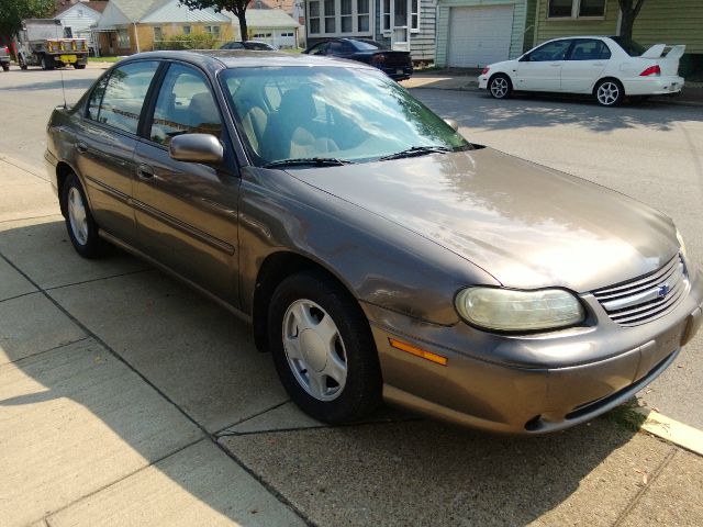 Chevrolet Malibu 2000 photo 2