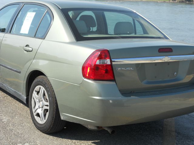 Chevrolet Malibu 2004 photo 2