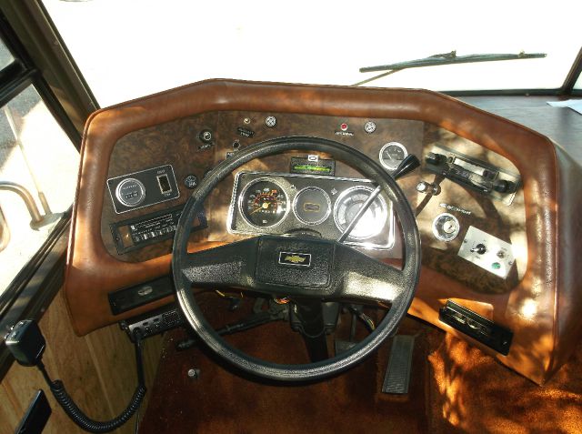 Chevrolet P30 1983 photo 3