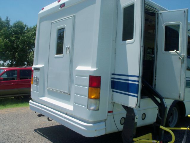 Chevrolet P30 1999 photo 3