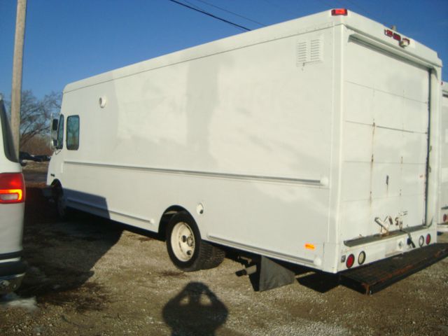 Chevrolet P 42 2002 photo 2