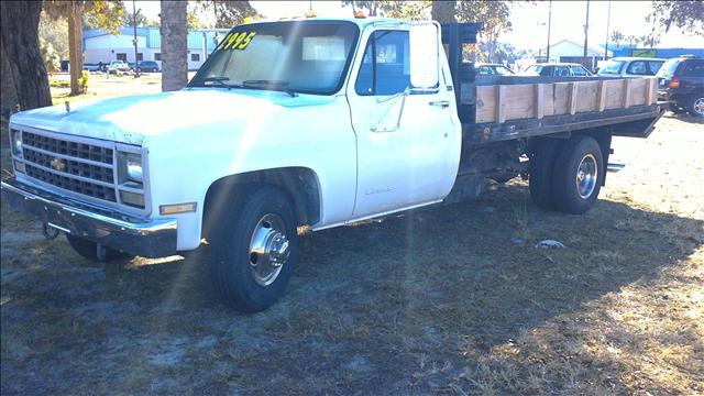 Chevrolet R3500 Base Pickup