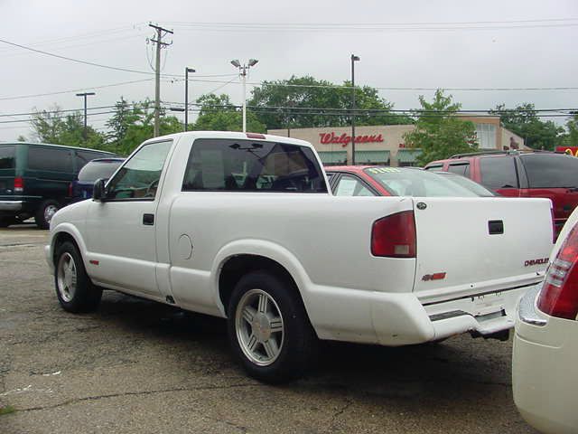 Chevrolet S10 1997 photo 2