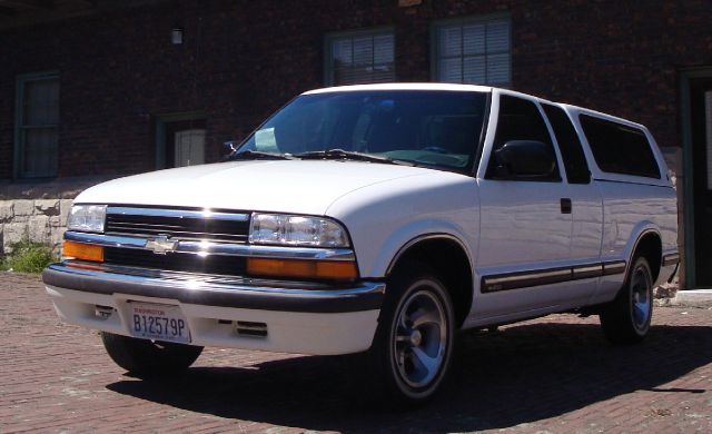 Chevrolet S10 4dr Sdn Auto GLS w/XM Pickup Truck
