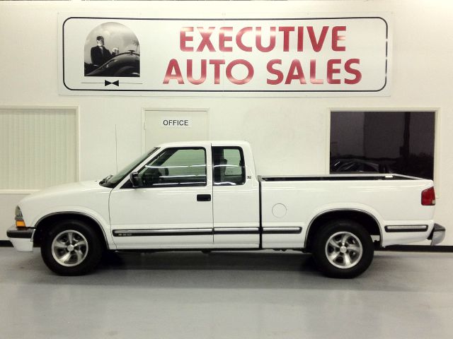 Chevrolet S10 4dr Sdn Auto GLS w/XM Pickup Truck