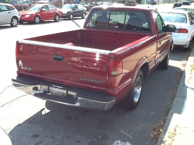 Chevrolet S10 Short Box Standard Pickup Truck