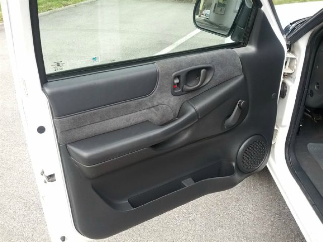 Chevrolet S10 2000 photo 2