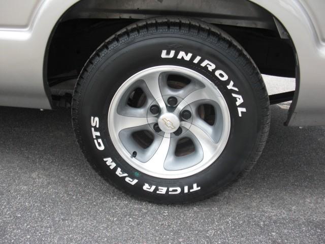 Chevrolet S10 2001 photo 2