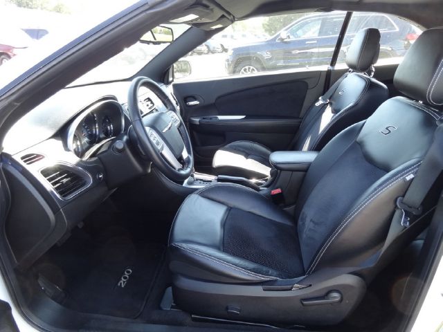 Chrysler 200 2011 photo 2