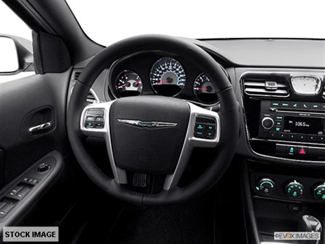 Chrysler 200 2011 photo 3