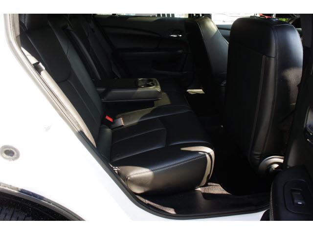 Chrysler 200 2011 photo 14