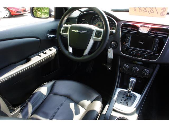 Chrysler 200 2011 photo 2