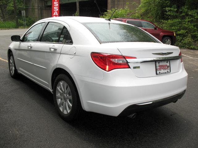 Chrysler 200 2011 photo 3