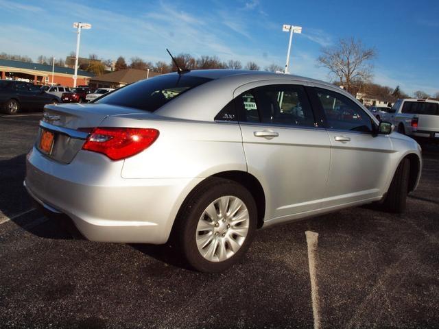 Chrysler 200 2011 photo 2
