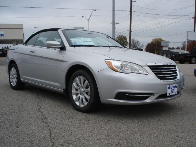 Chrysler 200 2011 photo 2