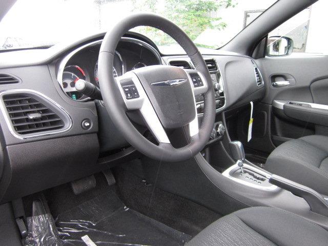 Chrysler 200 2011 photo 3