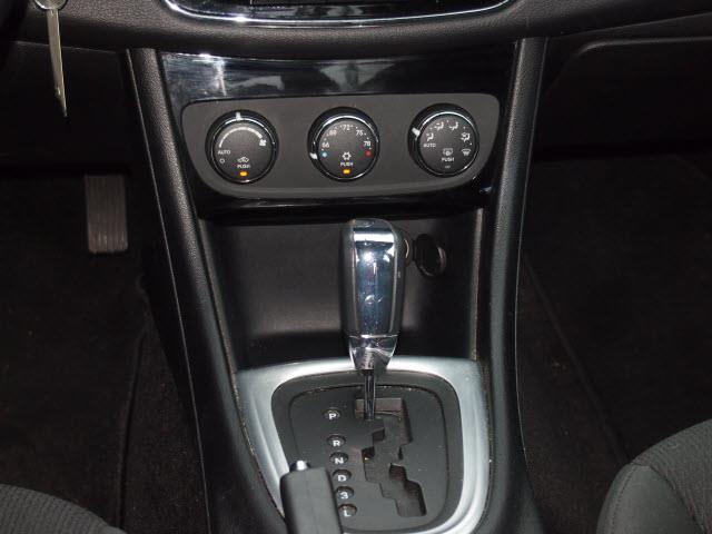 Chrysler 200 2011 photo 12