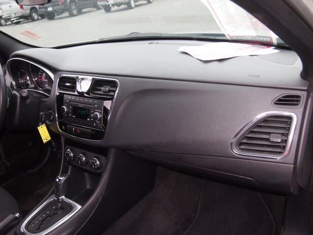 Chrysler 200 2011 photo 16