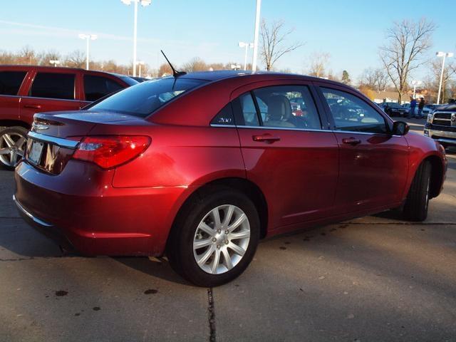 Chrysler 200 2011 photo 2