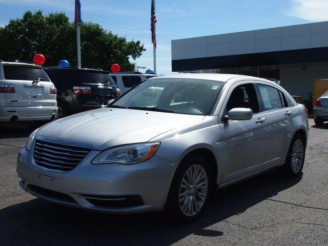 Chrysler 200 2011 photo 2
