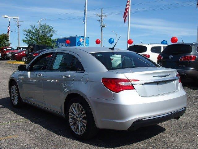 Chrysler 200 2011 photo 4