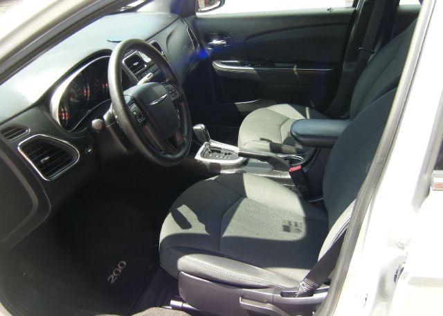 Chrysler 200 2011 photo 2