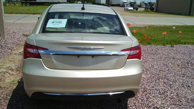Chrysler 200 2011 photo 2