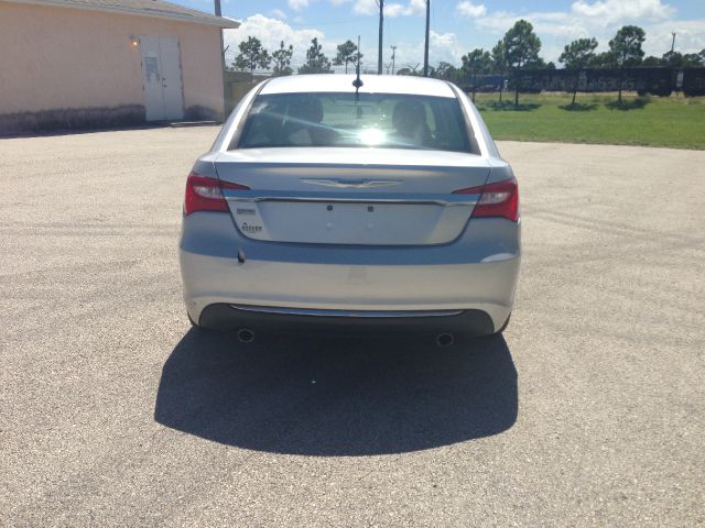 Chrysler 200 2011 photo 2