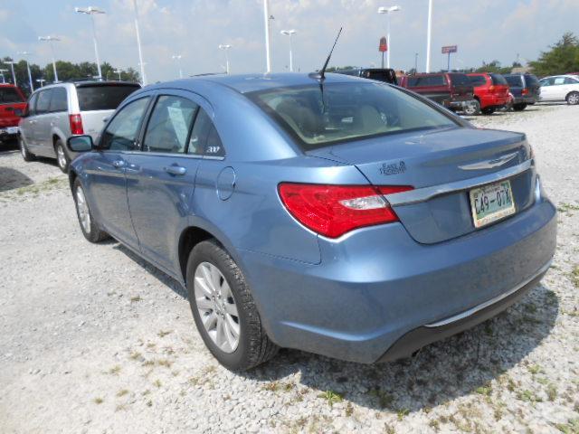 Chrysler 200 2011 photo 2