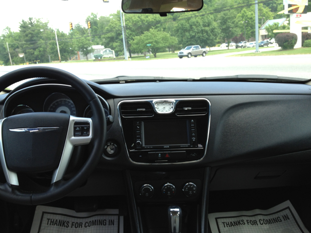 Chrysler 200 2011 photo 2