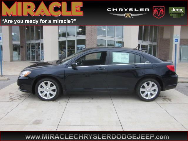 Chrysler 200 4dr Sdn Auto Sedan