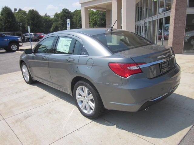 Chrysler 200 2012 photo 2