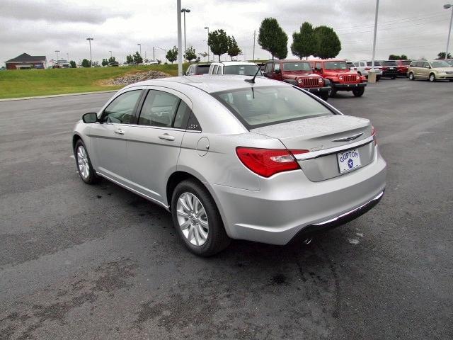 Chrysler 200 2012 photo 2