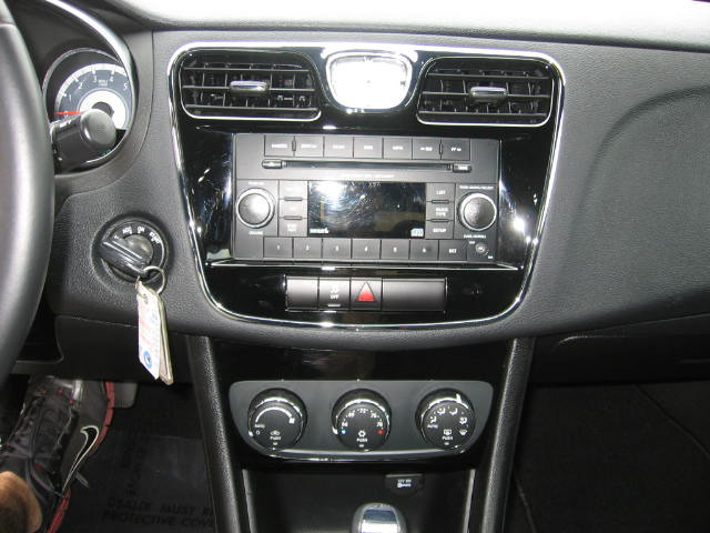 Chrysler 200 2012 photo 17