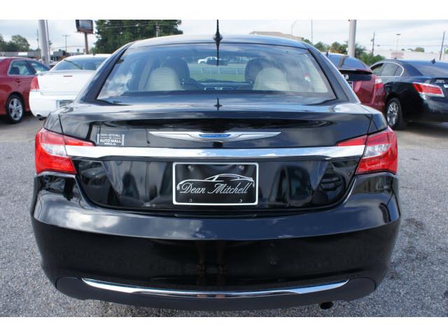 Chrysler 200 LS Flex Fuel 4x4 This Is One Of Our Best Bargains Sedan