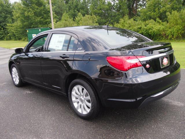 Chrysler 200 2013 photo 2