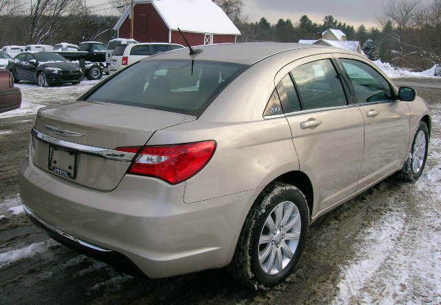 Chrysler 200 2013 photo 2