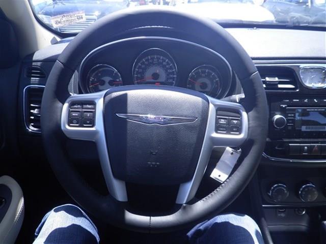 Chrysler 200 2013 photo 1