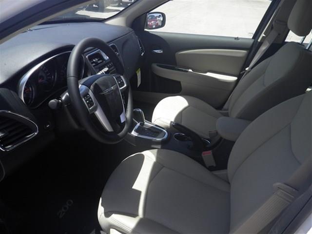 Chrysler 200 2013 photo 2