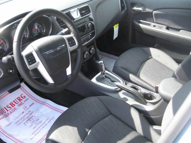 Chrysler 200 2013 photo 2